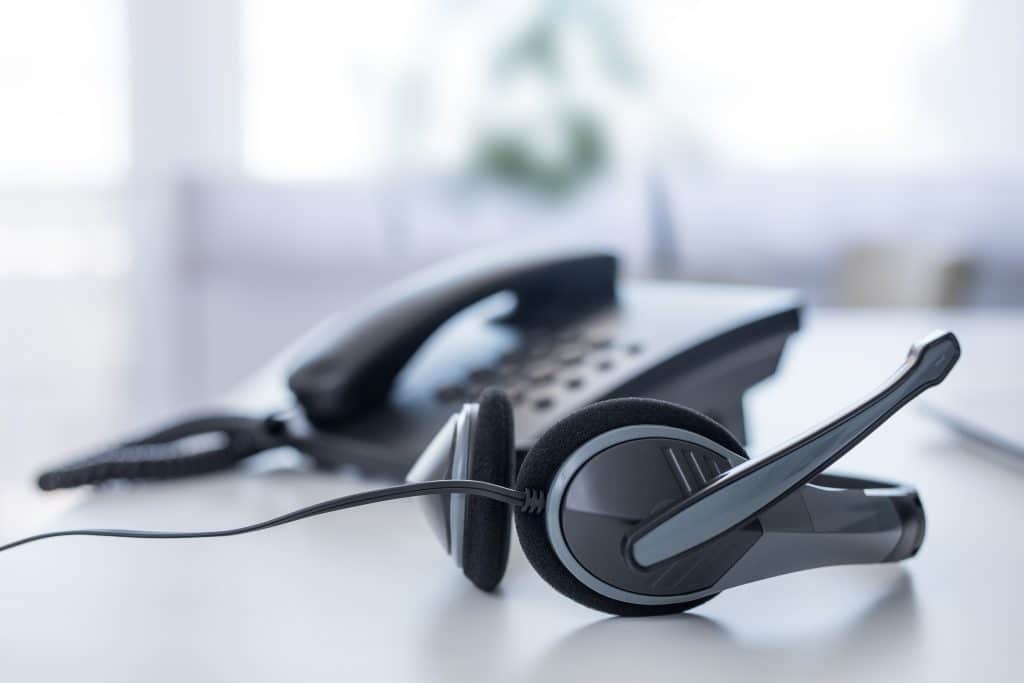 Téléphone avec casque posé sur un bureau