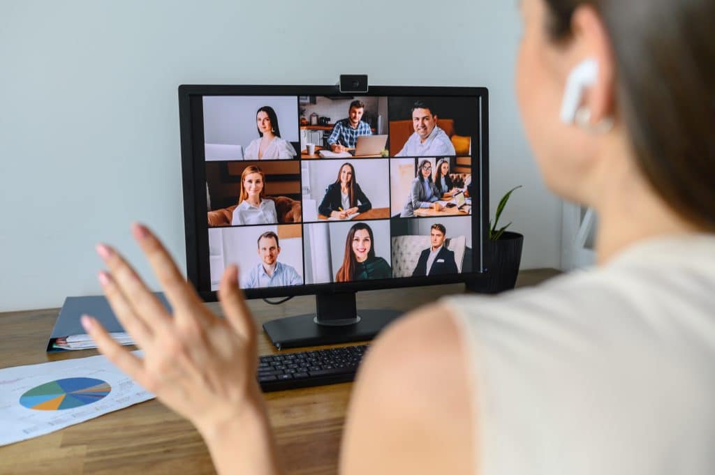 teletravail à tdf - Femme en conférence avec plusieurs personnes