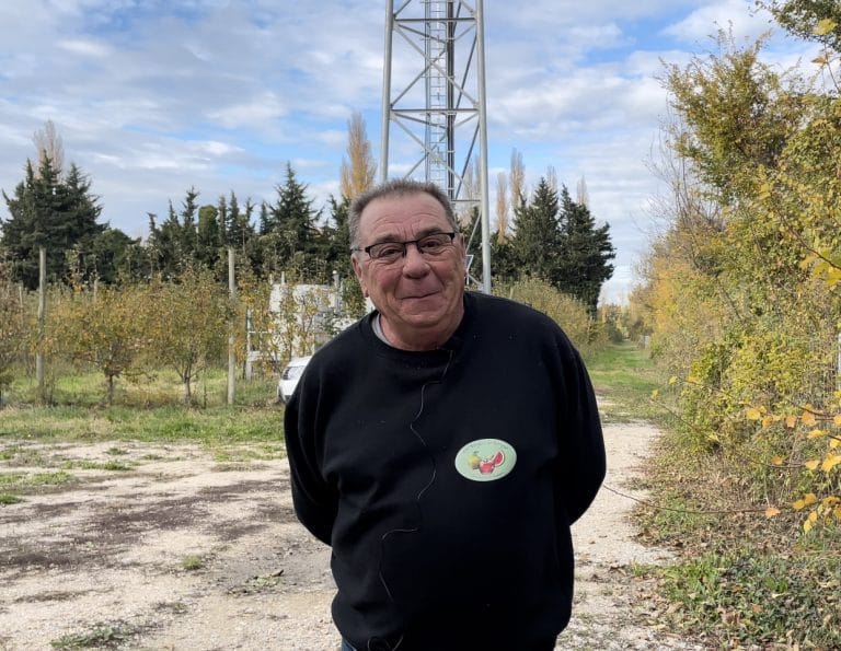 Monsieur Chassillan devant un pylône