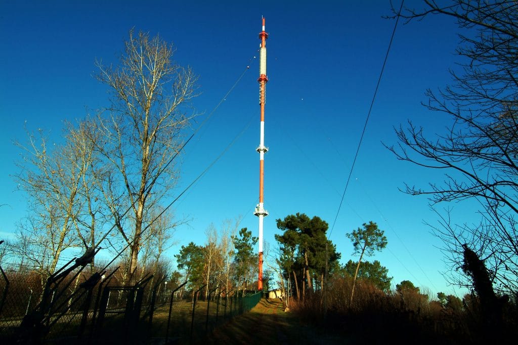 Site FM de Bergerac Audrix sur un fond de ciel bleu