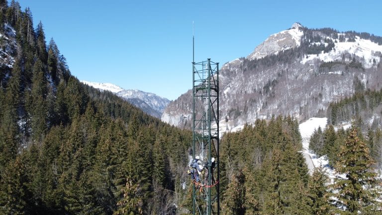 Paysage d'un pylône et des montagnes