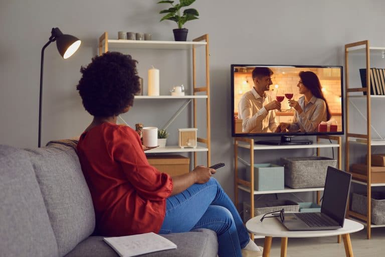 Femme regardant la télévision - Telespectateur