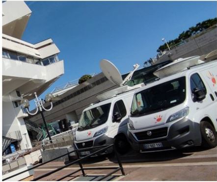 Deux camions Ad Valem garés sur un parking