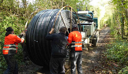 Techniciens entrain de deployer la fibre