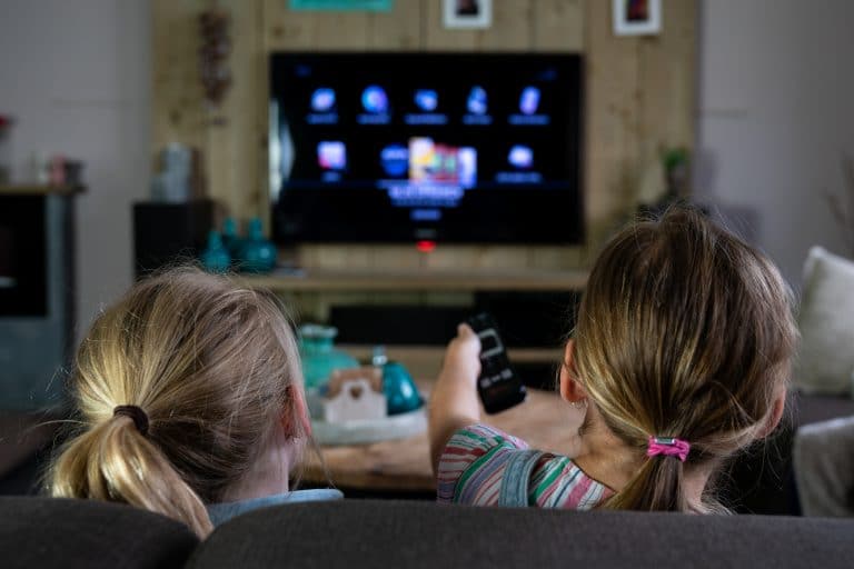 Deux personnes regardent une télévision connectée à l'internet