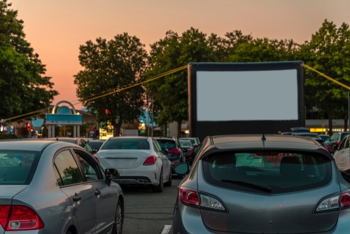 Voiture dans un cinéma en plein air