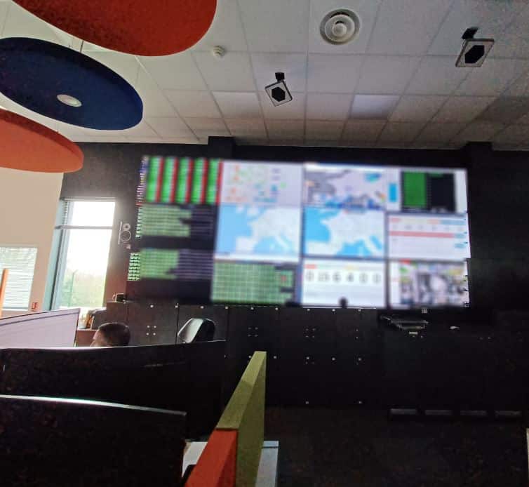 Un mur d'écrans de supervision au NOC