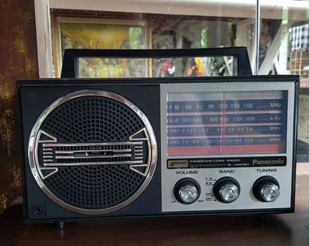 Poste de radio ondes courtes posé devant une fenêtre