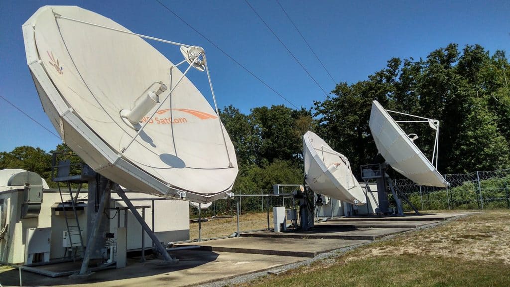 Téléport de Nantes - 3 antennes paraboliques tournées vers le ciel