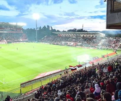 Stade de Dijon, pelouse et spectateurs.