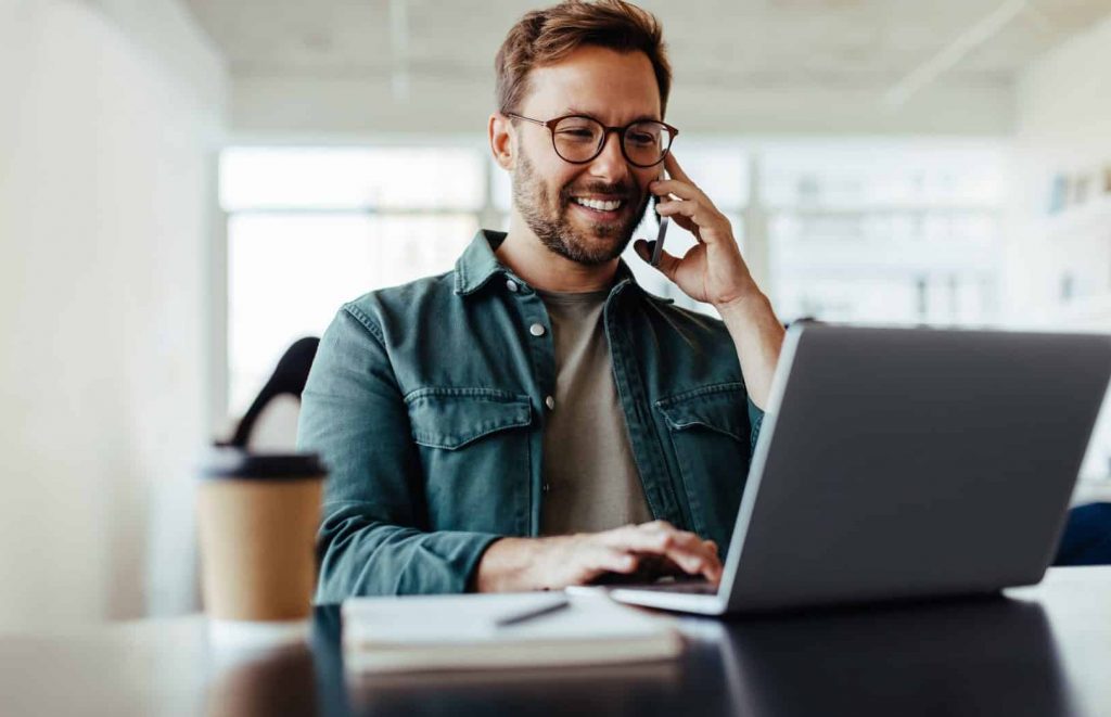 homme au téléphone au bureau