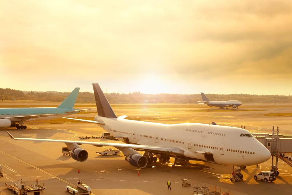 airplane,being,prepared,for,departure,at,the,tarmac,of,an