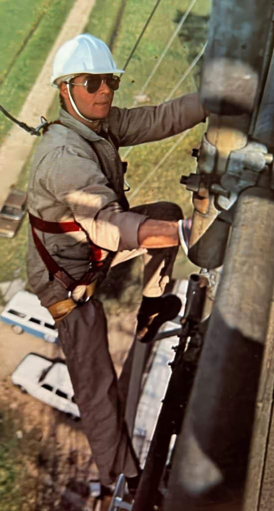 technicien en intervention sur pylone 1982 b