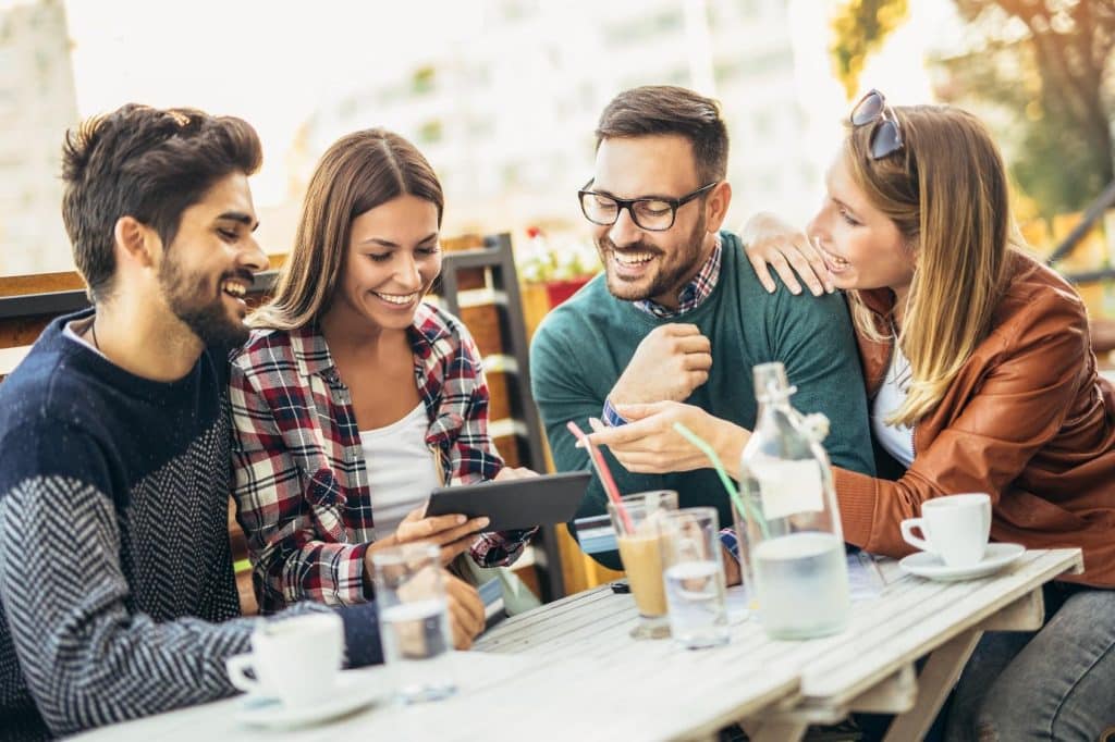 5g broadcast personnes avec smartphone 1 reduit