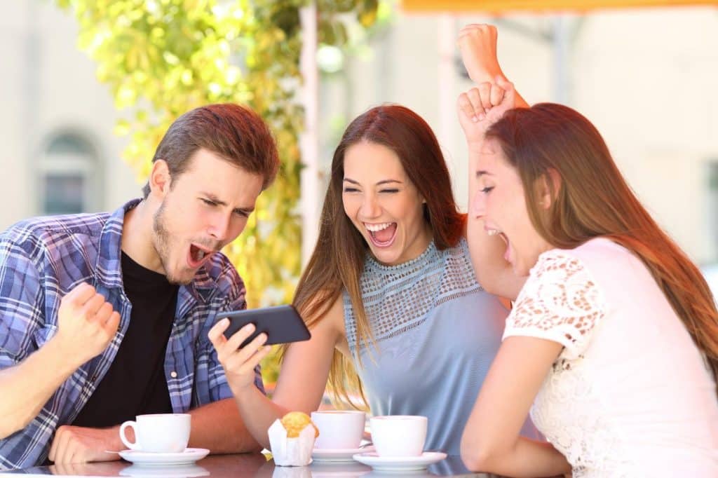 5g broadcast personnes avec smartphone 2 reduit