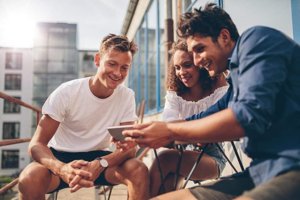 5g broadcast personnes avec smartphone reduit