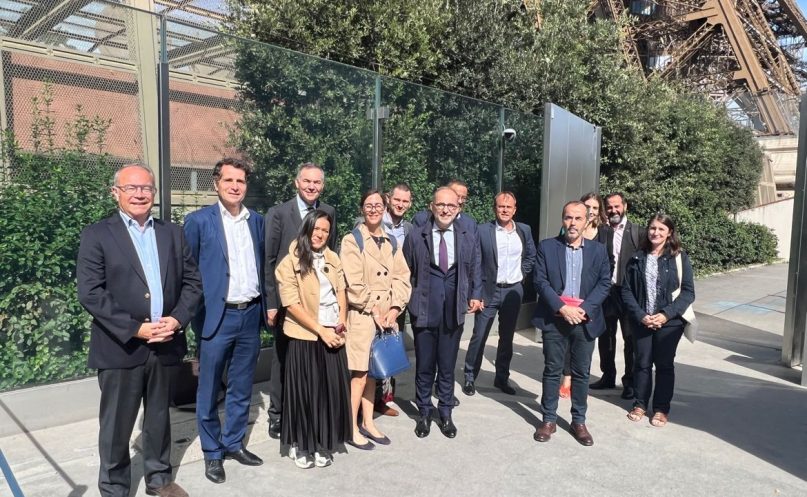 photo de directeurs de services régionaux à la tour Eiffel